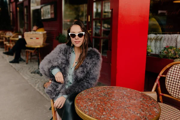 Faszinierendes Stylisches Model Lässigem Outfit Das Spaß Café Hat Außenporträt — Stockfoto
