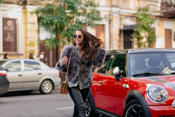 Mujer Atractiva Con Pelo Largo Ondulado Usando Abrigo Piel Posando — Foto de Stock