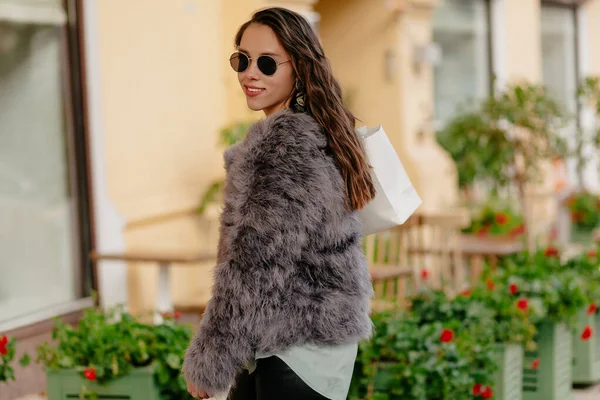 매력적 스타일의 소녀는 코트를 선글라스를 카메라를 있었다 고품질 — 스톡 사진