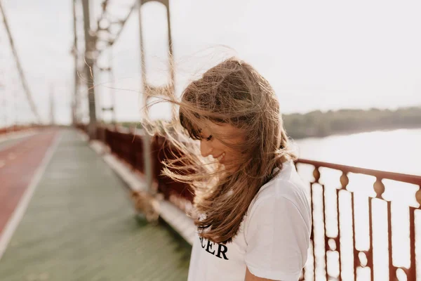 Gadis Cantik Dengan Rambut Terbang Panjang Berjalan Kota Dengan Sinar — Stok Foto