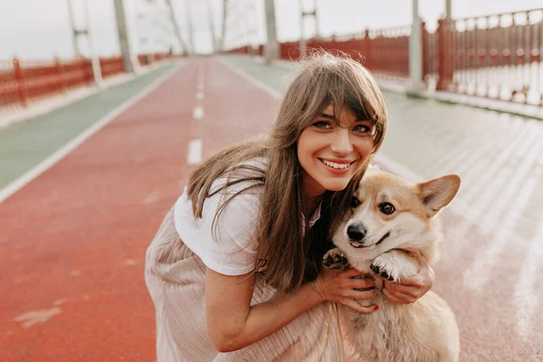 Tutup potret gadis bahagia dengan rambut panjang berpose dengan anjingnya di luar — Stok Foto