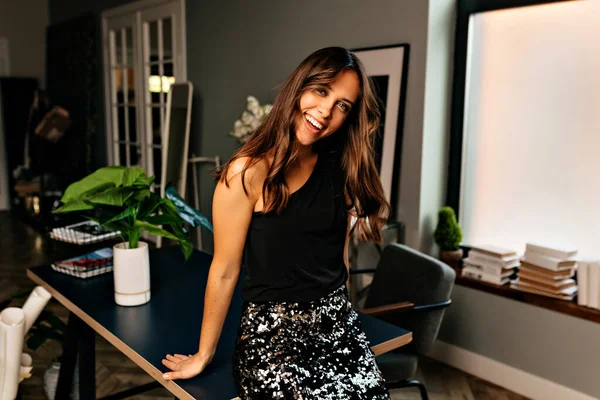 Mujer bonita sonriente en traje de vacaciones con maquillaje brillante posando en casa —  Fotos de Stock