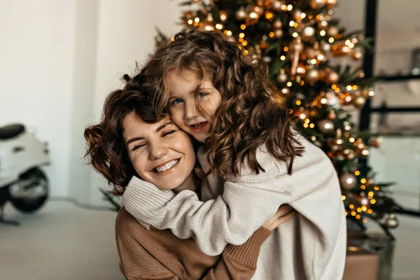 Wanita Cantik Yang Bahagia Dengan Putrinya Yang Lucu Dengan Rambut — Stok Foto