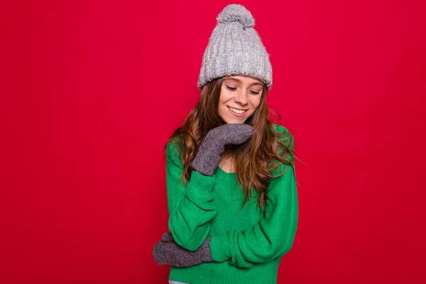 Ragazza Affascinante Maglione Anno Nuovo Che Esprime Felicità Posa Durante — Foto Stock