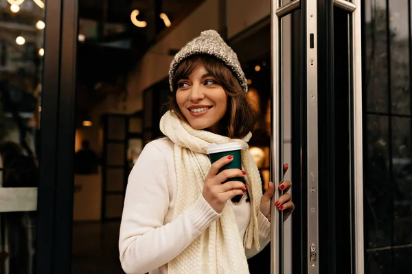 Feliz Chica Emocionada Ropa Punto Blanco Salió Cafetería Con Café — Foto de Stock