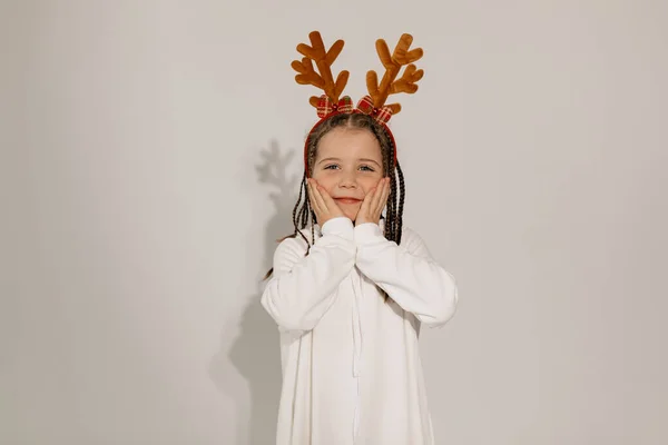 Gambar Studio Gadis Kecil Yang Cantik Mengenakan Gaun Putih Dan — Stok Foto