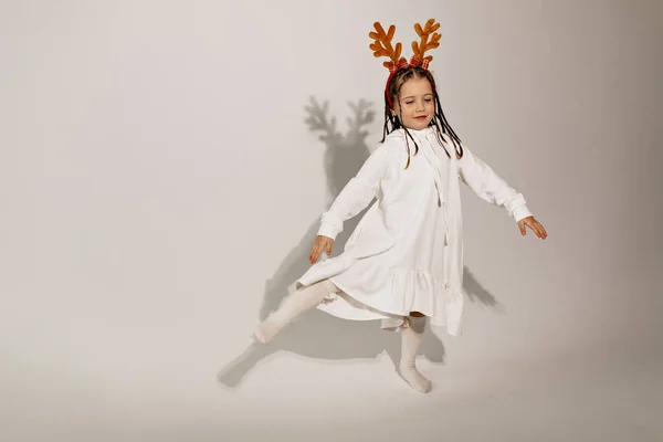 Muchacha Divertida Emocionada Vestido Blanco Baile Cabeza Navidad Divertirse Estudio — Foto de Stock