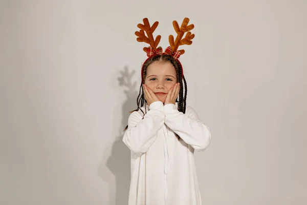 Adorável Menina Feliz Com Capacete Natal Posando Sorrindo Sobre Fundo — Fotografia de Stock