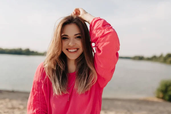 Feliz Mulher Animada Com Cabelo Escuro Vestindo Roupas Rosa Posando — Fotografia de Stock