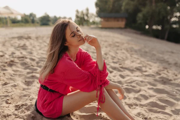 Mulher Europeia Elegante Atraente Vestido Rosa Sentado Sozinho Praia Desfrutando — Fotografia de Stock