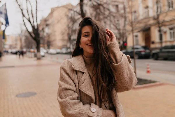 Mulher Elegante Com Cabelos Longos Andando Cidade Vestindo Casaco Bege — Fotografia de Stock