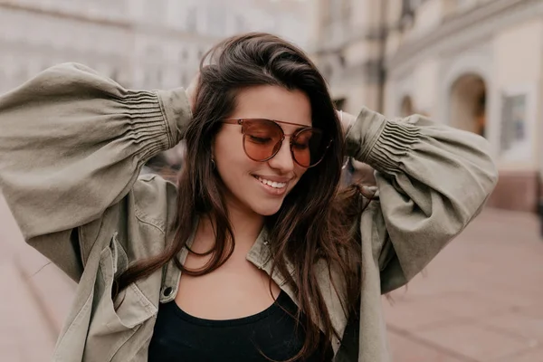 Wanita Muda Tersenyum Mengenakan Jaket Dan Kacamata Bergaya Menikmati Akhir — Stok Foto