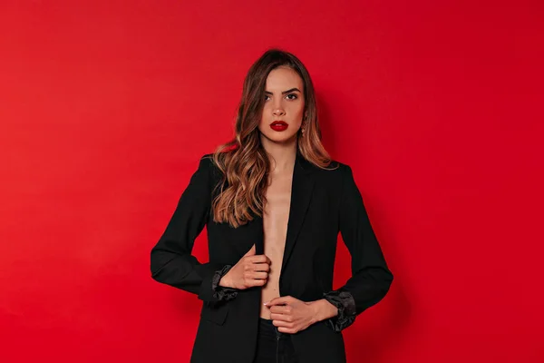 赤い唇とバレンタインデーを祝うと赤の背景の上にポーズ黒で壮大なスタイリッシュな女性のスタジオの肖像画 高品質の写真 — ストック写真