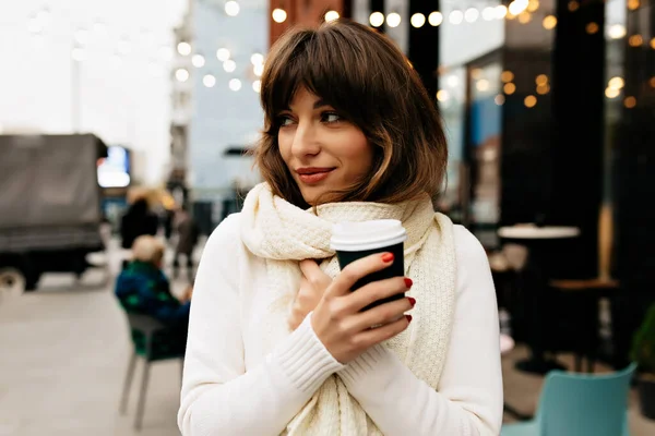 Retrato Exterior Encantadora Señora Bonita Con Pelo Castaño Vistiendo Suéter — Foto de Stock