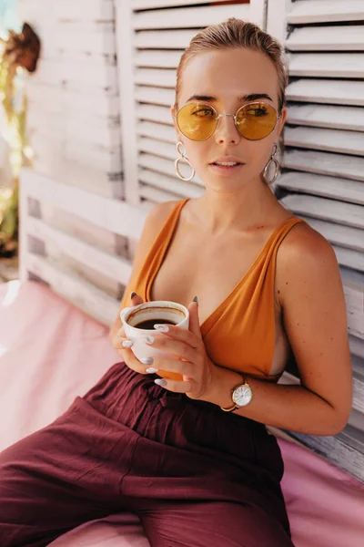 Elegante Donna Moderna Bicchieri Rotondi Arancioni Shirt Seduta Fuori Sulla — Foto Stock