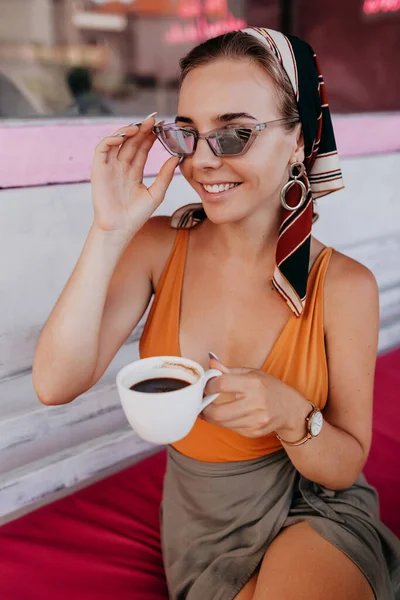 레스토랑 앞에서 커피를 마시는 유행하는 액세서리를 여자가 선글라스를 고품질 — 스톡 사진