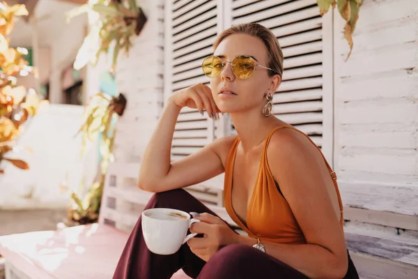 Romantic Stylish Woman Blond Hair Wearing Stylish Sunglasses Orange Shirt — Stock Photo, Image