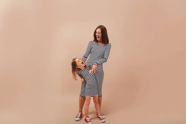 Wanita Muda Dengan Putri Kecilnya Dengan Gaun Yang Sama Bersenang — Stok Foto