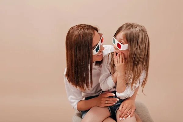 Wanita Memegang Gadis Menawan Kecilnya Dan Memakai Kacamata Untuk Bioskop — Stok Foto