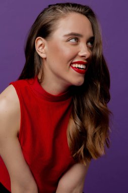 Kırmızı rujlu çekici romantik kız stüdyoda poz veriyor. Yüksek kalite fotoğraf