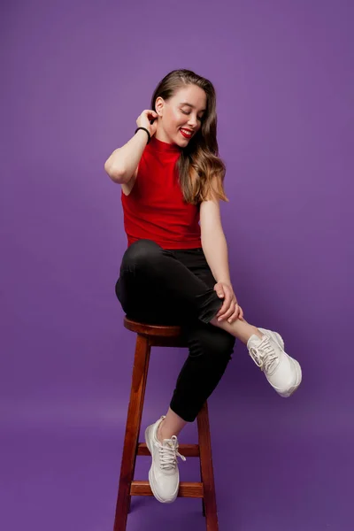 Charmante Schöne Mädchen Rotem Top Sitzt Auf Einem Stuhl Und — Stockfoto