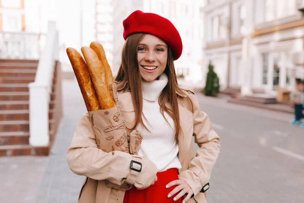 Charming Ramah Senang Wanita Baret Merah Memegang Roti Toko Roti — Stok Foto