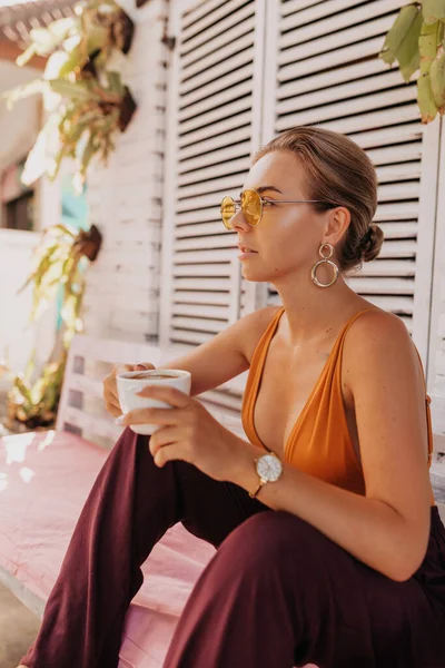 Mulher Moderna Elegante Com Cabelo Loiro Recolhido Relaxante Livre Dia — Fotografia de Stock