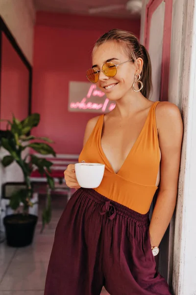 Mulher Elegante Espetacular Roupa Verão Brilhante Bebendo Café Manhã Dia — Fotografia de Stock