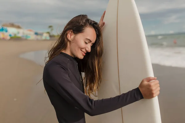 Ganska Vältränad Kvinna Våtdräkt Med Surfbräda Förberedd För Surfing Vacker — Stockfoto