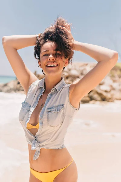 Lustiges Charmantes Mädchen Jeansjacke Und Badeanzug Das Sonnenlicht Meer Posiert — Stockfoto