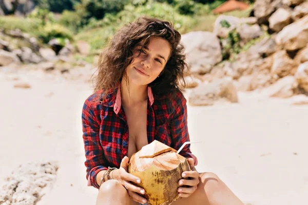 Hübsche Frau Mit Lockigen Haaren Auf Unscharfem Hintergrund Die Kokosnuss — Stockfoto