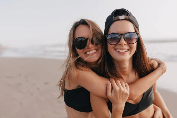 Happy Friendly Girls Sunglasses Hugging Having Fun Photoshoot Ocean Shore — Stok Foto