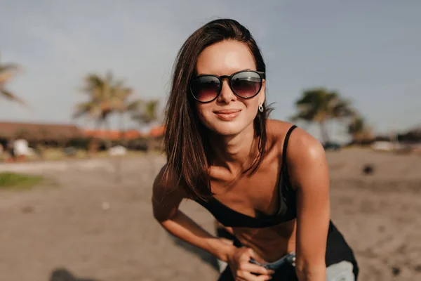 Adorable Chica Encantadora Con Peinado Corto Oscuro Con Gafas Sol —  Fotos de Stock