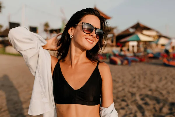 머리에 해변에서 햇살을 받으며 포즈를 취하는 매력적 귀여운 소녀의 고품질 — 스톡 사진