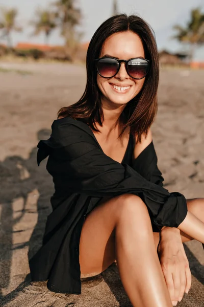 Stilvolles Modisches Mädchen Mit Dunklen Haaren Schwarzem Hemd Und Sonnenbrille — Stockfoto