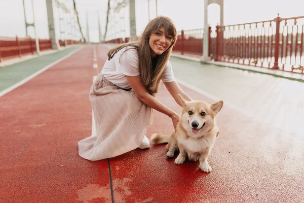 Luar Potret Wanita Cantik Tersenyum Berjalan Dengan Anjing Kota Bawah — Stok Foto