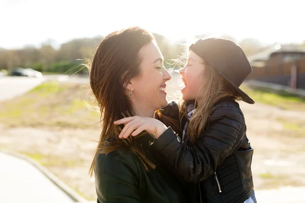 Potret Bahagia Mencintai Keluarga Bersama Sama Ibu Dan Putrinya Bermain — Stok Foto