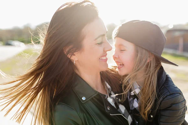 Foto Dekat Wanita Dengan Putrinya Tersenyum Dan Berpelukan Potret Keluarga — Stok Foto
