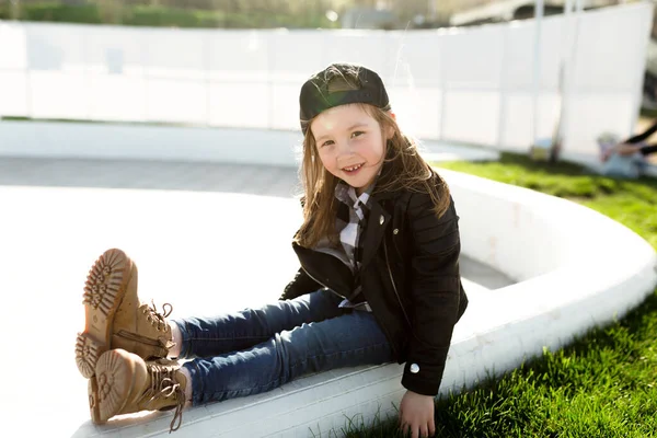 Élégant Adorable Petite Dame Habillée Casquette Veste Cuir Amuser Extérieur — Photo