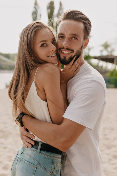 Sahilde sarılıp eğlenen şık iki gencin yakın plan portresi. Yüksek kalite fotoğraf