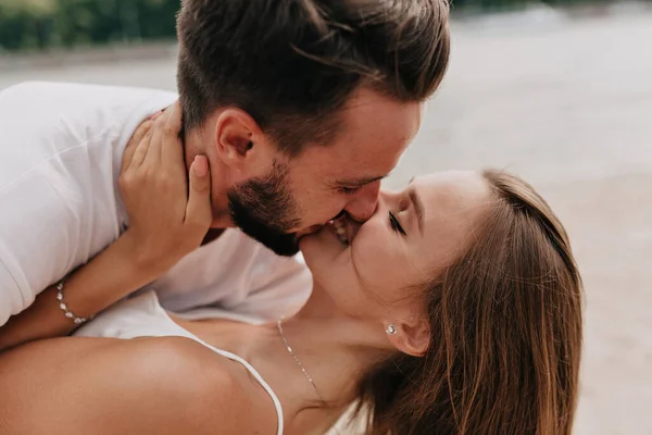 Close Outdoor Portret Van Twee Jongeren Kussen Knuffelen Tijdens Het — Stockfoto