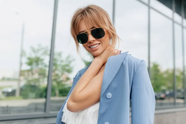 Adorable Mujer Encantadora Con Cabello Rubio Con Gafas Sol Chaqueta — Foto de Stock