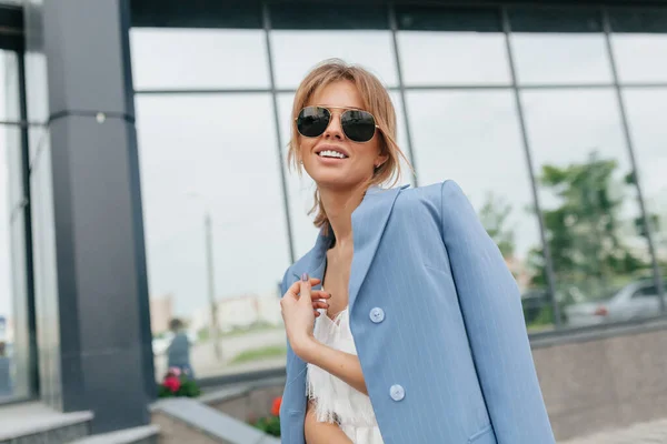 여성의 라이프 스타일 초상화가 과어울리는 드레스와 파란색 재킷을 입었다 고품질 — 스톡 사진