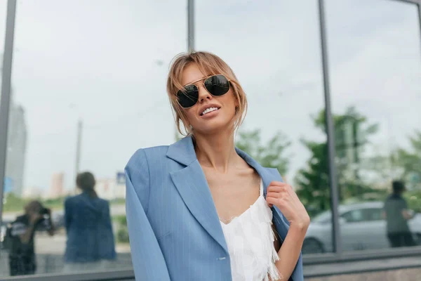 파란색 자켓을 선글라스를 카메라에 포즈를 취하는 스타일의 고품질 — 스톡 사진