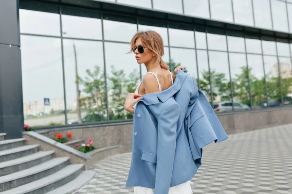 재킷을 드레스를 매력적 여성의 초상화가 거리를 고품질 — 스톡 사진