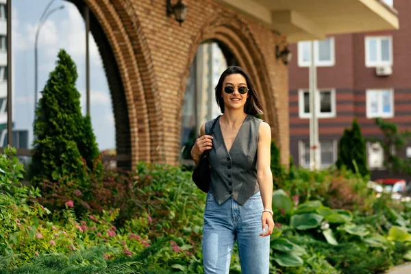 Mujer Positiva Chaleco Gris Jeans Caminando Por Calle Con Bolsa — Foto de Stock