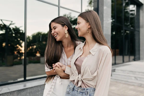 Funny Excited Two Young Ladies Walking Street Happy Emotions Outdoor — Stock Photo, Image