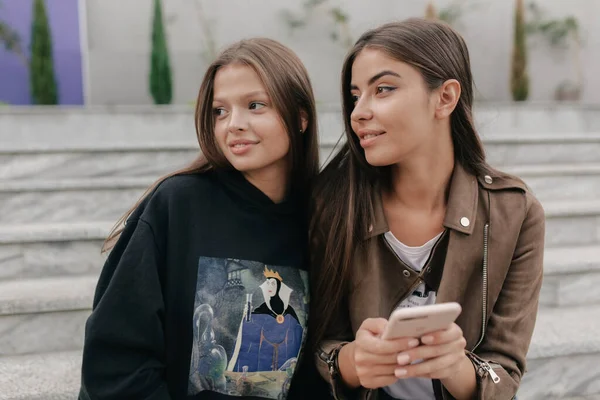 Portrait Extérieur Deux Charmantes Dames Reposant Dans Parc Avec Smartphone — Photo