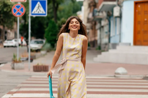 Gembira Tersenyum Manis Gadis Musim Panas Gaun Cahaya Berjalan Seberang — Stok Foto