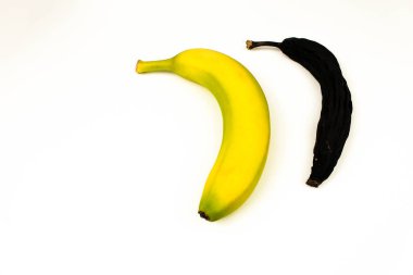 Beyaz arka planda olgun ve taze muz